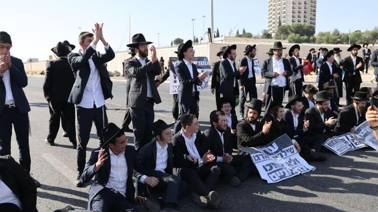 הפגנה של חרדים מחוץ לבג"ץ בירושלים נגד חוק הגיוס