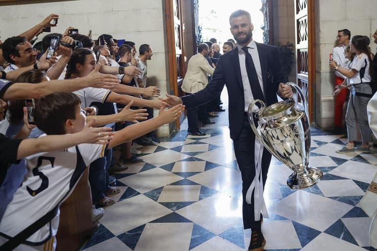 שחקן ריאל מדריד נאצ'ו עם גביע ליגת האלופות בקאתדרלה במדריד