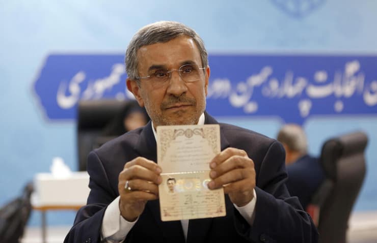 נשיא איראן לשעבר מחמוד אחמדינג'אד מגיש מועמדות בחירות ל נשיאות