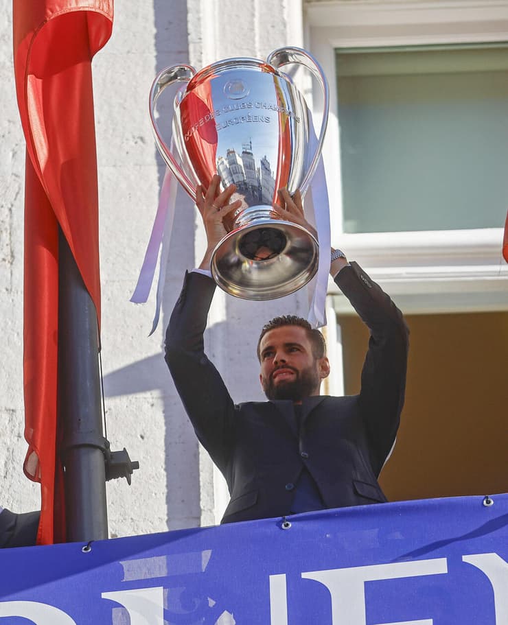 שחקן ריאל מדריד נאצ'ו עם גביע ליגת האלופות במצעד הזכייה