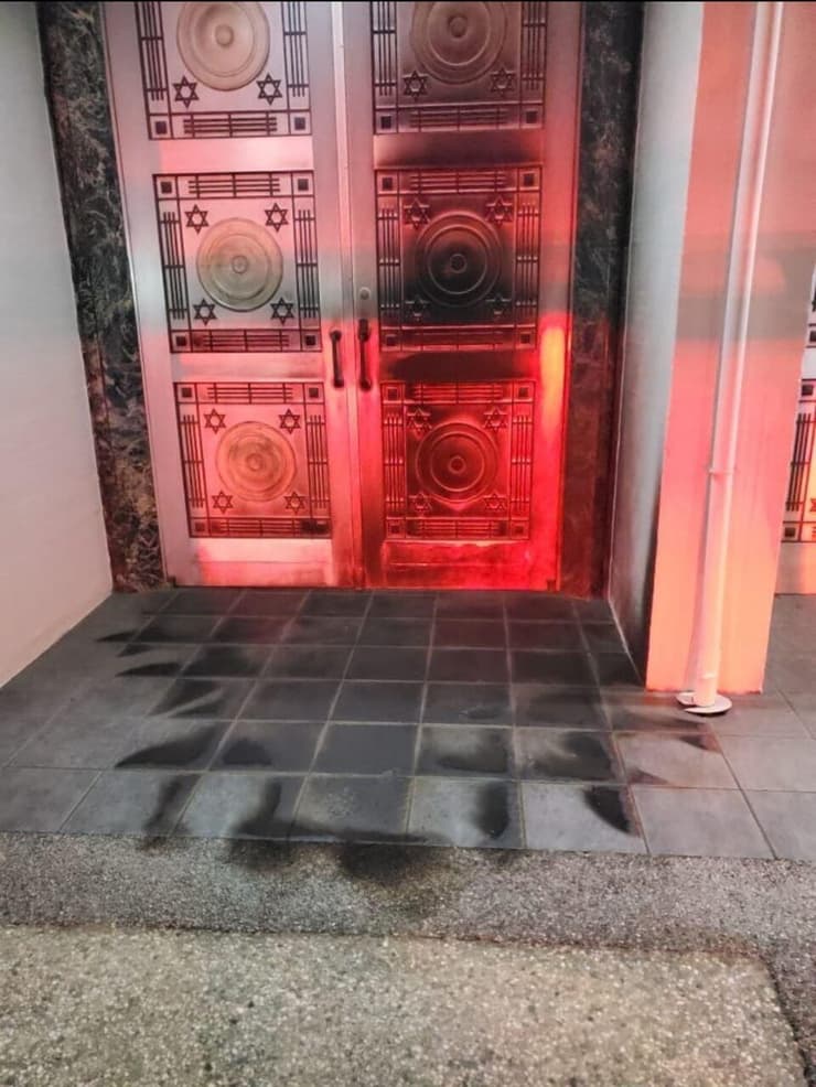 הנזק שנגרם בכניסה לבית הכנסת בוונקובר