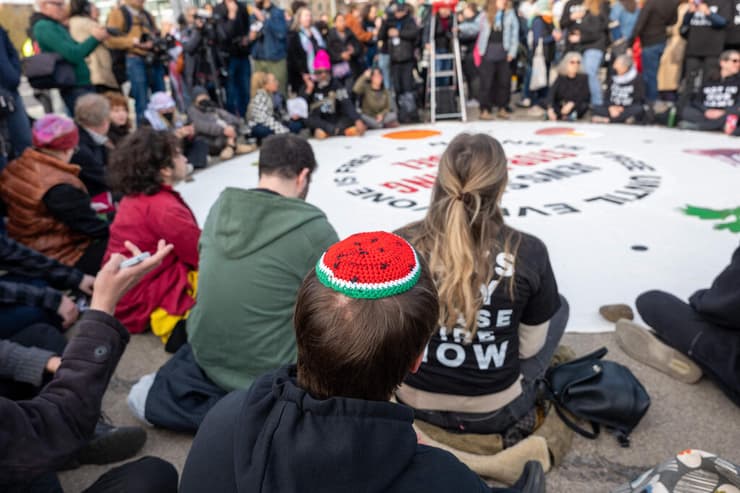 כיפת אבטיח – הפרי שהפך סמל פרו-פלסטיני – נצפית במסגרת אירוע מחאה בניו יורק