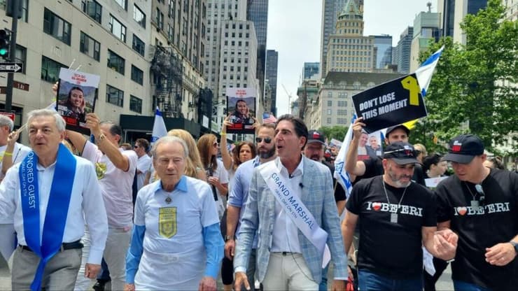 איש העסקים הארלי ליפמן במצעד התמיכה בישראל שנערך בניו יורק