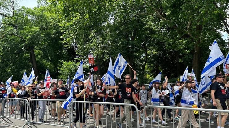 מצעד התמיכה בישראל עם משפחות החטופים, בשדרה החמישית בניו יורק, ארה"ב