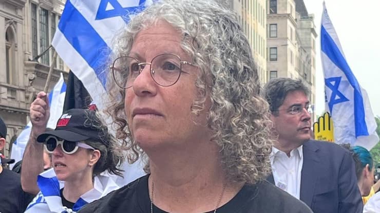 אביבה סיגל ששוחררה משבי חמאס במצעד התמיכה בישראל בניו יורק