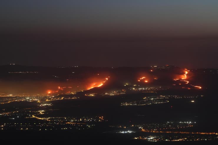 שריפות גדולות בקריית שמונה בעקבות מטחי טילים מלבנון