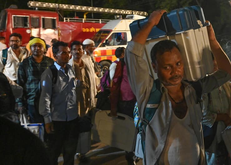 הודו עובדי קליפות בעיר ורנאסי אוטר פראדש בחירות