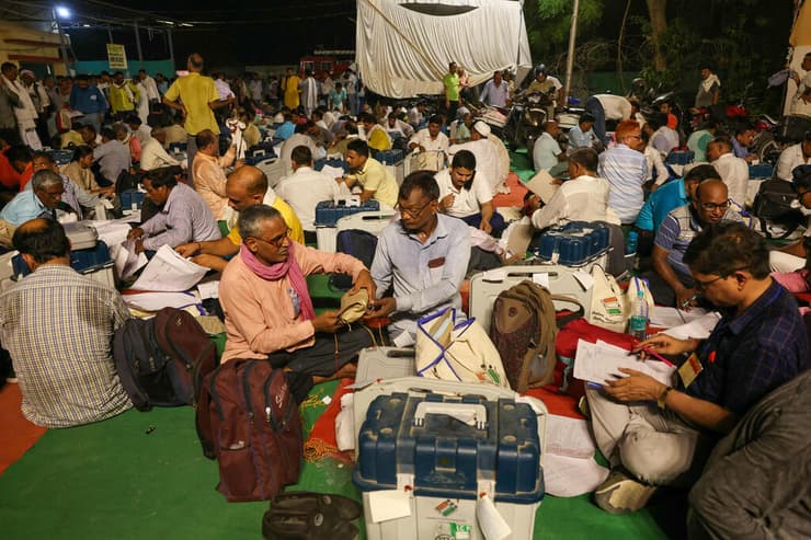 הודו עובדי קליפות בעיר ורנאסי אוטר פראדש בחירות