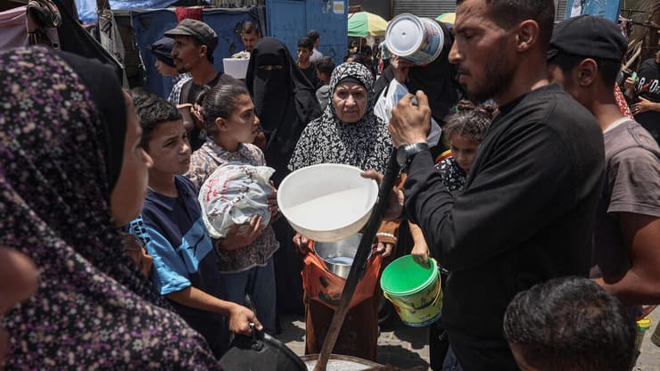 חלוקת מזון ב מחנה הפליטים אל-בוריג'