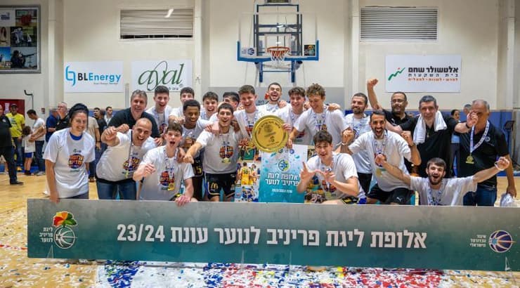 שחקני מכבי תל אביב מניפים את הצלחת
