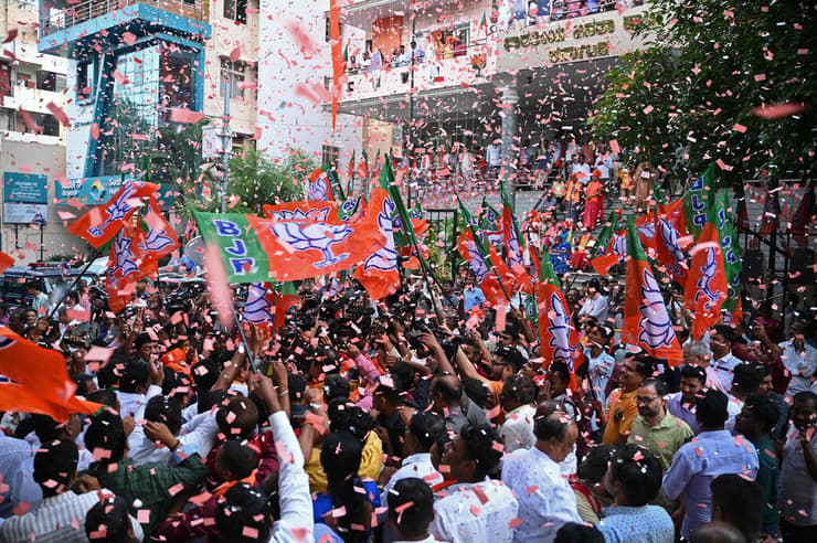 תומכי ראש ממשלת הודו נרנדרה מודי חוגגים ניצחון ב בחירות