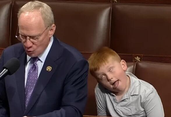 ארה"ב חבר קונגרס בית הנבחרים ג'ון רוז עם בנו ב מליאה עושה פרצופים