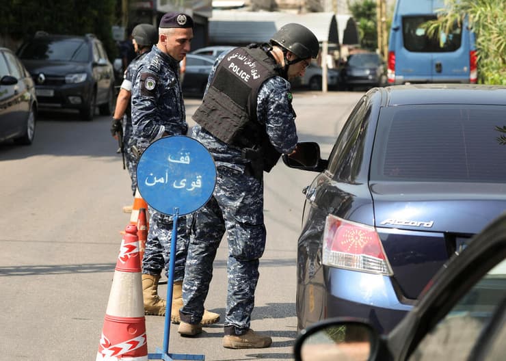 לבנון שוטרים במחסום ליד שגרירות ארה"ב בפרברי ביירות אירוע ירי