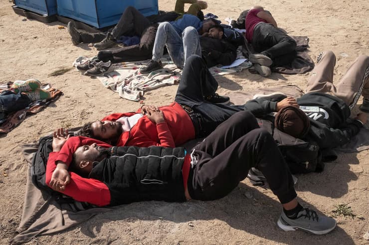 מהגרים לא חוקיים מסתננים בגבול מקסיקו ארה"ב