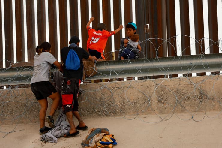 מהגרים לא חוקיים מסתננים בגבול מקסיקו ארה"ב