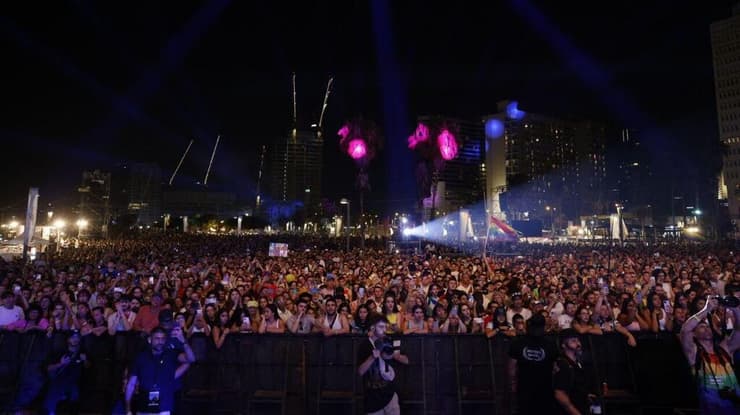 עצרת הגאווה והתקווה של עיריית תל אביב -יפו בשיתוף מטה משפחות החטופים בגן צ'ארלס קלור