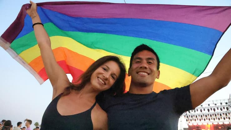 עצרת הגאווה והתקווה של עיריית תל אביב -יפו בשיתוף מטה משפחות החטופים בגן צ'ארלס קלור