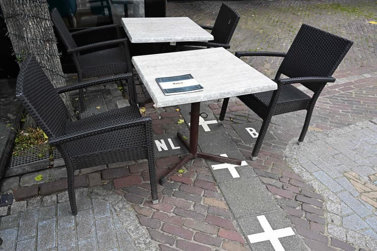 הגבול עובר גם במסעדות בעיירה (צילום: JOHN THYS / AFP) העיירה בארלה הולנד בלגיה ה גבול המוזר בעולם