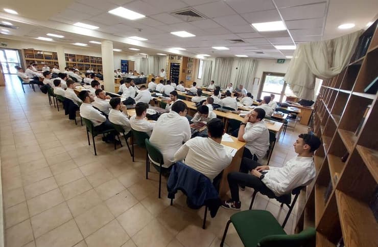 תלמידים בישיבה