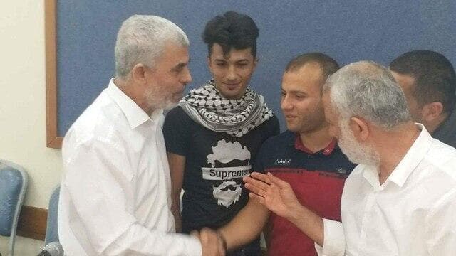 יחיא סינוואר מעניק אות הערכה לצעירים שהשתתפו בהפגנות