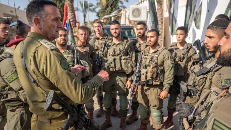 הרמטכ״ל הרצי הלוי עם לוחמי גדוד ׳נצח יהודה׳ בגבול עזה