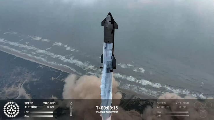 ספינת החלל 15 שניות לאחר השיגור (צילום: SpaceX/AFP) ספינת החלל כמה שניות לאחר השיגור