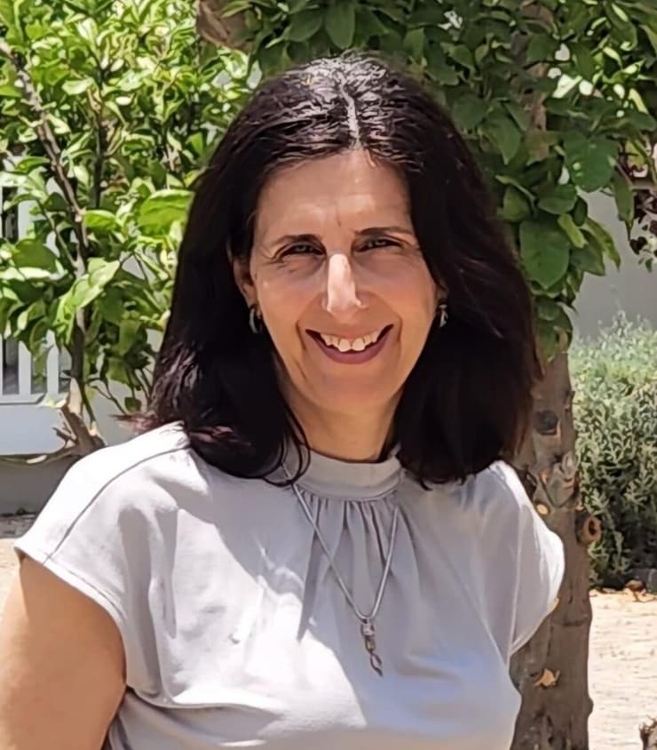 ''כמעט כל אחד שרוצה יכול להיות הורה אומנה''. אירית חן (צילום: אלבום ביתי) אירית חן