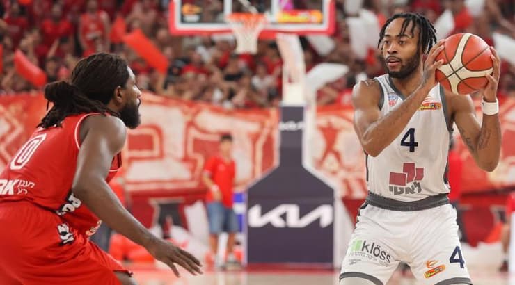 אקיה פרואיט מול ג'ון הולנד (שחר גרוס) אקיה פרואיט מול ג'ון הולנד