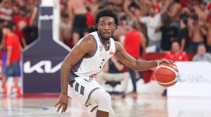 ג'יימס בייטמון עם הכדור (שחר גרוס) ג'יימס בייטמון עם הכדור