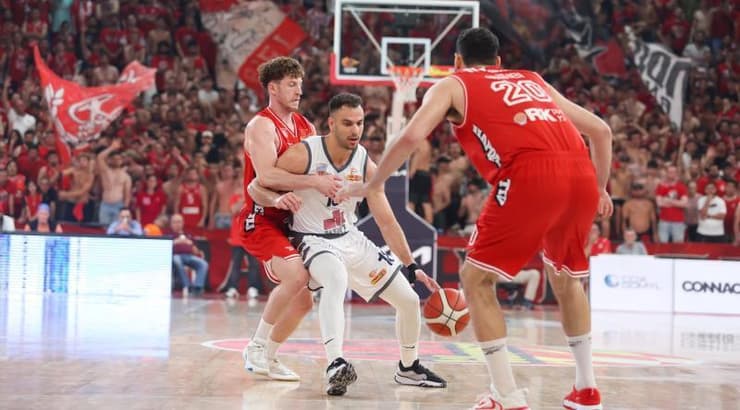 רז אדם שומר על הכדור (שחר גרוס) רז אדם שומר על הכדור