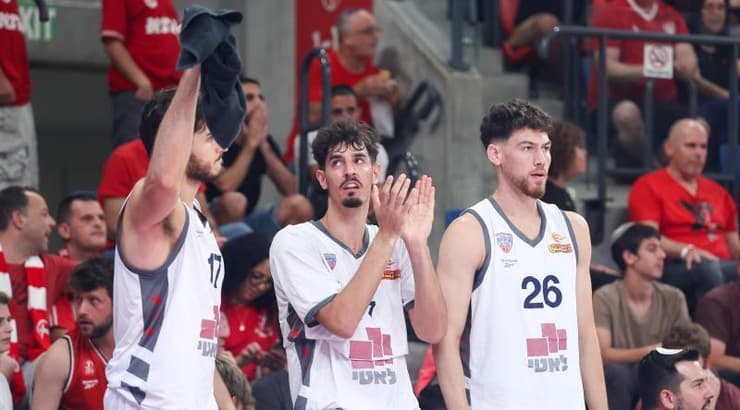 שחקני הספסל של קריית אתא מרוצים (שחר גרוס) שחקני הספסל של קריית אתא מרוצים