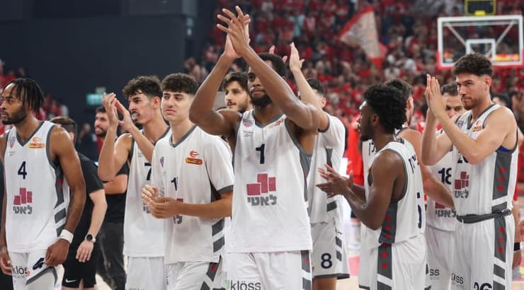 שחקני קריית אתא חוגגים בסיום (שחר גרוס) שחקני קריית אתא חוגגים בסיום