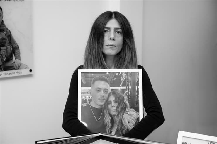 אווה ברנס, אמו של סמ"ר שלו ברנס ז"ל שנפל בקרב מול מחבלים בעוטף ב-7/10 (צילום: יפעת פאר, מתוך מיזם "חיבוק אחרון") אווה ברנס, אמו של שלו ברנס ז"ל