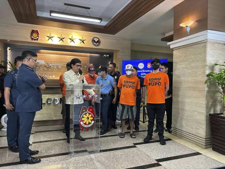 הפיליפינים משטרה שוטרים חטפו תיירים ודרשו כופר