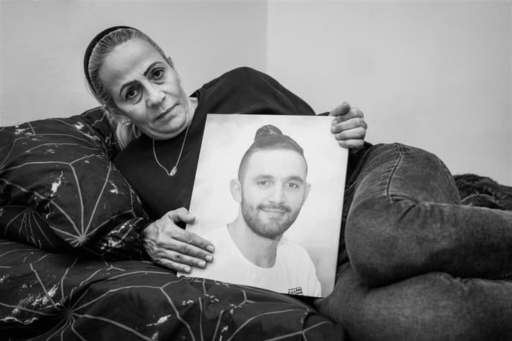 ורה משה, אמו של עדן דויד משה ז"ל שנרצח במסיבת הנובה (צילום: יפעת פאר, מתוך מיזם "חיבוק אחרון") ורה משה, אמו של עדן דויד משה ז"ל