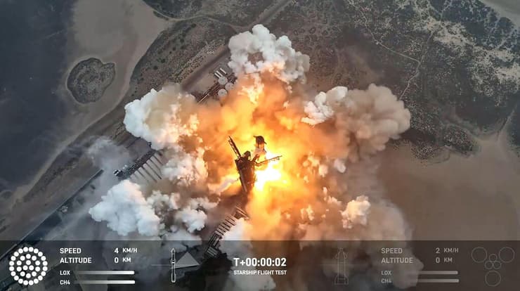 ספינת החלל שתי שניות לאחר השיגור (צילום: SpaceX/AFP) ספינת החלל שתי שניות לאחר השיגור