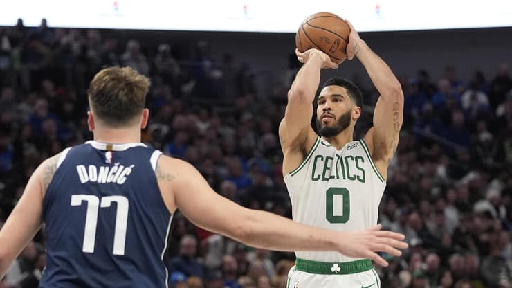 שחקן בוסטון סלטיקס ג'ייסון טייטום מול שחקן דאלאס מאבריקס לוקה דונצ'יץ'