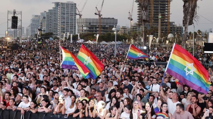 עצרת הגאווה והתקווה של עיריית תל אביב -יפו בשיתוף מטה משפחות החטופים בגן צ'ארלס קלור