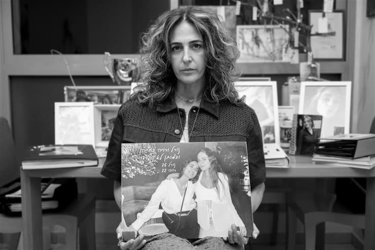 סיגל שטיינר מנצורי, אמן של נורל ורויה מנצורי ז"ל שנרצחו במסיבת הנובה (צילום: יפעת פאר, מתוך מיזם "חיבוק אחרון") סיגל שטיינר, אמן של נורל ורויה שטיינר ז"ל