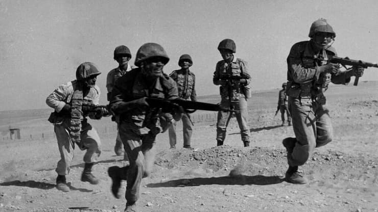 חיילים מצרים בתרגיל במדבר בין קהיר לאלכסנדריה, 1956