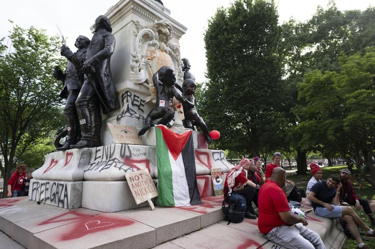 מחאה פרו פלסטינית מול הבית הלבן בוושינגטון אחרי חילוץ ארבעה החטופים