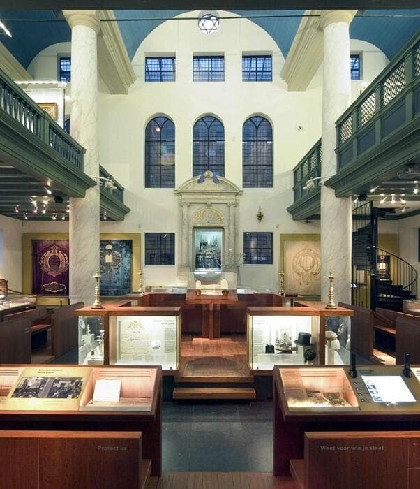 המוזיאון היהודי באמסטרדם בתוך בניין בית הכנסת הגדול (לשעבר)
