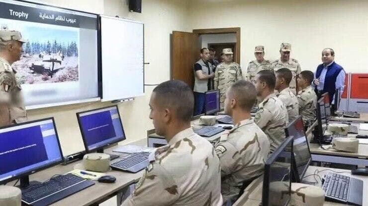 החיילים המצרים לומדים על טנק המרכבה הישראלי