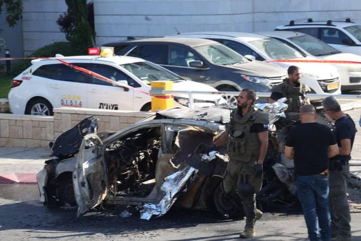 תיעוד מזירת פיצוץ  הרכב באשקלון