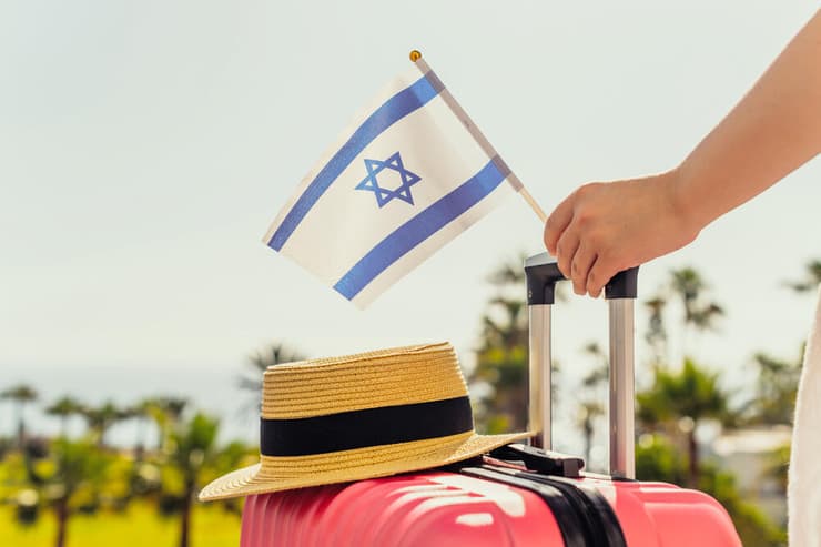דגל ישראל ומזוודה