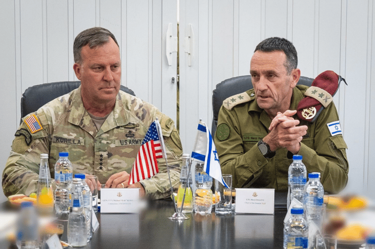 הגנרל מייקל אריק קורילה בפגישה עם הרמטכ"ל הרצי הלוי