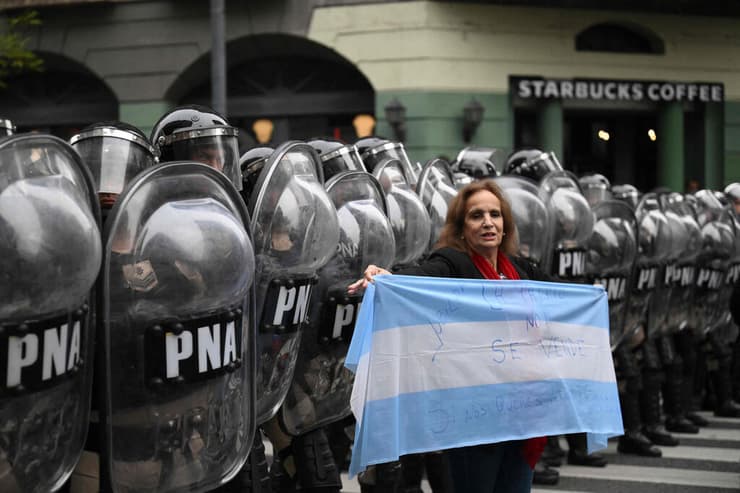 מפגינים בואנוס איירס נגד רפורמה של נשיא ארגנטינה חאבייר מיליי
