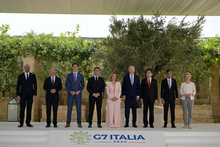 צילום משותף של מנהיגי ה G7 ובהם ביידן מלוני מקרון ו שולץ בפסגה ב איטליה