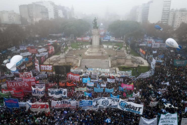מפגינים בואנוס איירס נגד רפורמה של נשיא ארגנטינה חאבייר מיליי