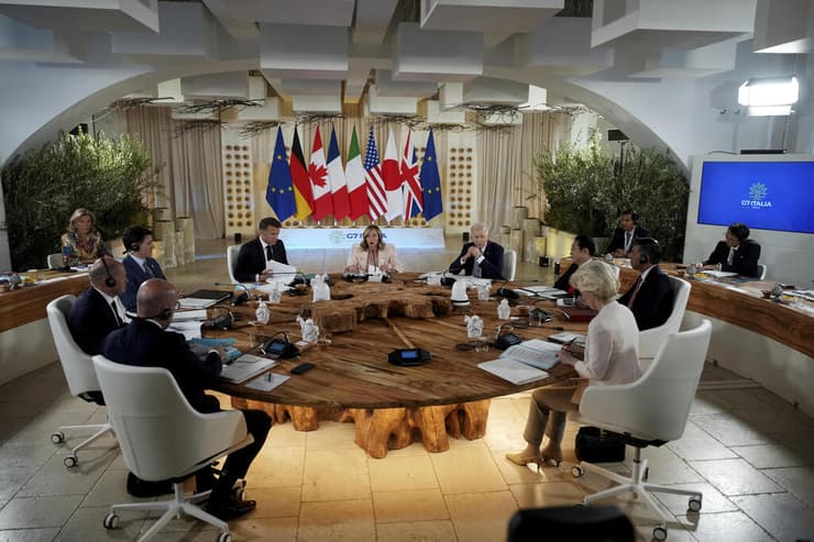 מנהיגי ה G7 ב פסגה  איטליה בהם ביידן מלוני שולץ מקרון ו סונאק